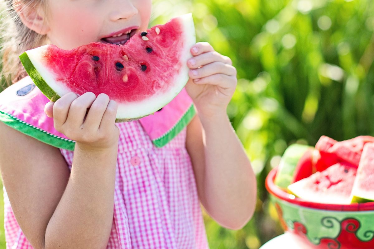 Niño comiendo sandía
