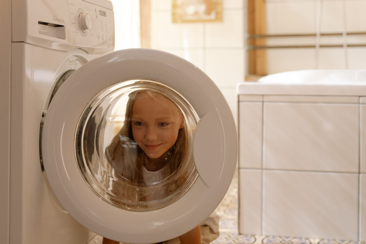 niña con secadora