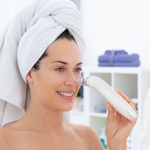 Limpiador facial eléctrico Pore Off InnovaGoods para puntos negros 4 cabezales blanco 20x3,5x4,5 cm